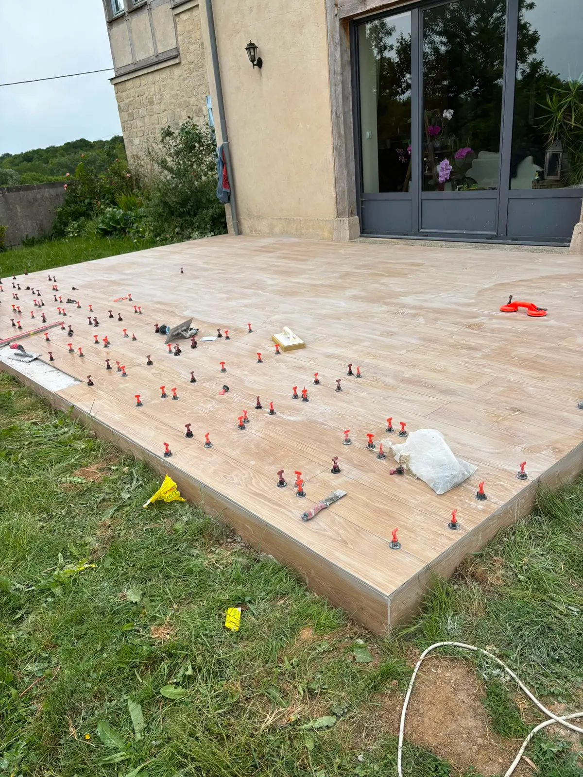 Terrasse en dalles claires devant la maison, avant travaux