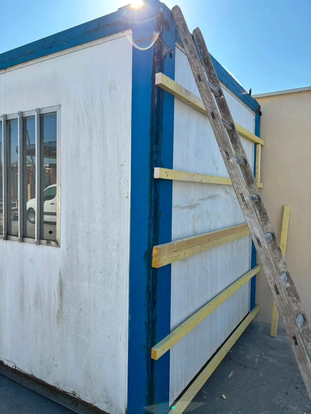 Façade habillée en bardage bois, avant travaux
